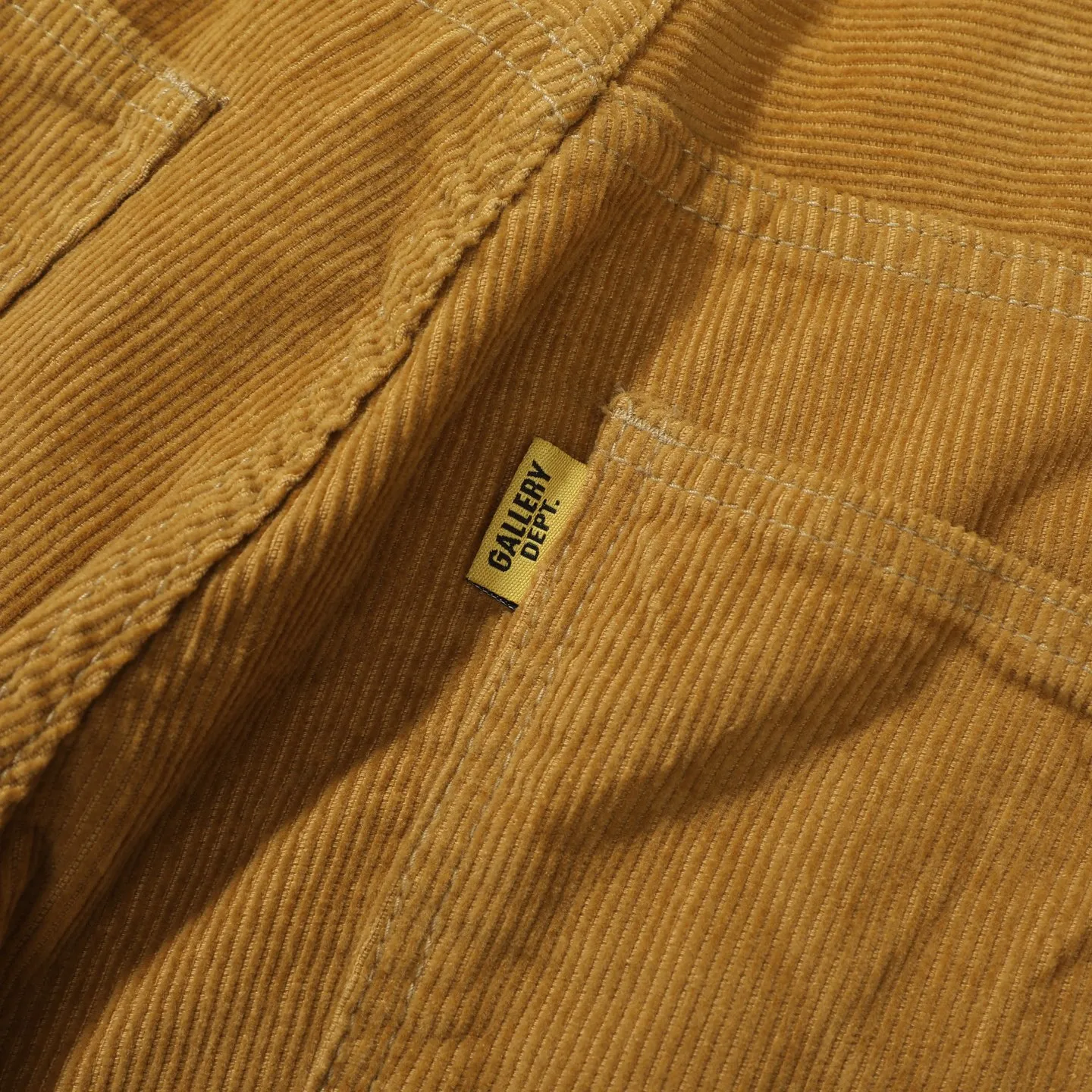 P240 Chrome Hearts Gallery 2025 corduroy spliced ​​multi-pocket couple bootcut jeans are a hot trend this season and are sought after by countless celebrities and fashionistas. The neat details of the cutting process add color to the playful fashion! The neat and meticulous design, and the well-fitting structure is unique. The upper body not only has outstanding recognition, but also looks younger and younger. A style with the ultimate wearing meaning and performance, gorgeous color matching, and the craftsmanship of this style is also extremely extraordinary. After the finished product is washed, it is disassembled and hand-made with sheepskin cross leather and then spliced ​​together to complete. The whole piece has too many craftsmanship to describe. It is decorated with patchwork cross flowers and high-waisted washed jeans! ! Absolutely high-end luxury product, a god-level single product, a super popular product, made with top heavy industry, a magic weapon that cannot be missed to hit the streets. Size: 28 30 32 34 36 Color: Yellow
